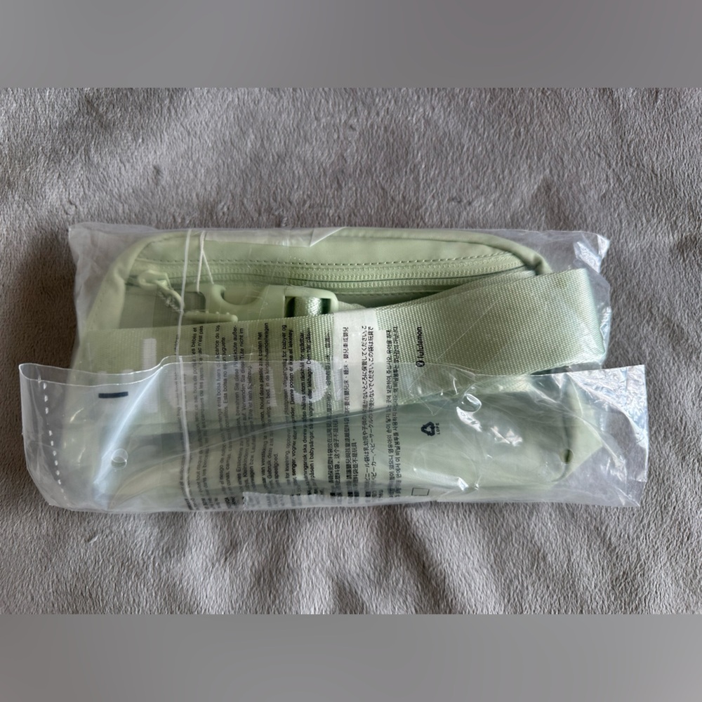 lululemon athletica Kohlrabi Green/White Everywhere Bag - Picture 2 of 2
